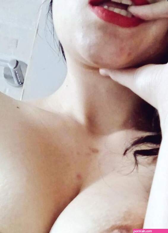 Branquinha tesuda casada em fotos amadoras