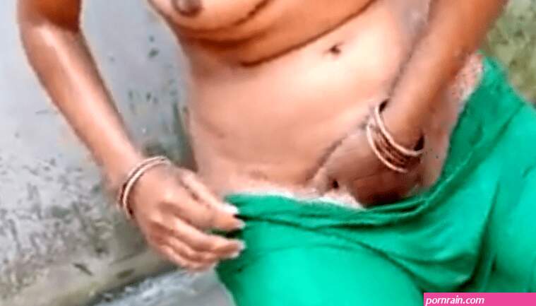 Pachai pavadai tamil village girl nude kuliyal