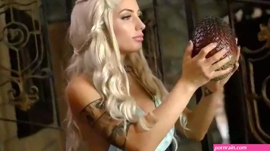 Liz Katz as Daenerys Targaryen. free cosplay and asian video leakes from Onlyfans Patreon Fansly
