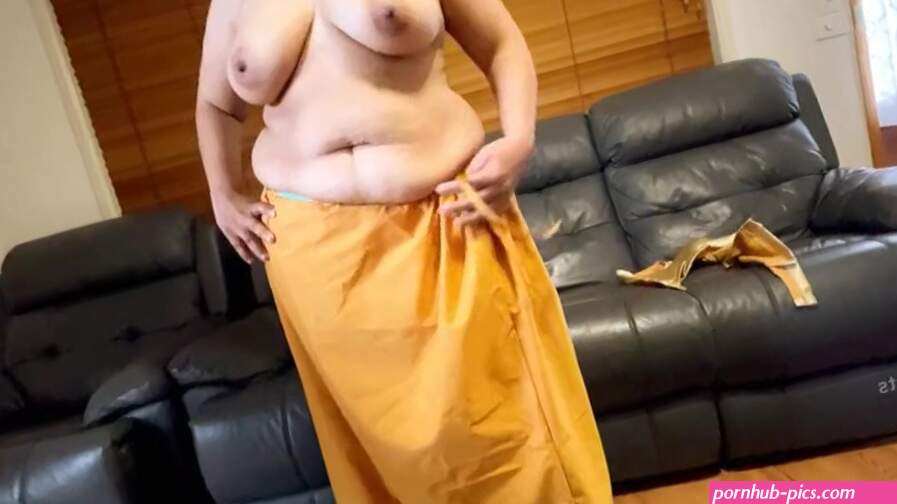 Sexy Indian Wifes Stunning Saree Striptease