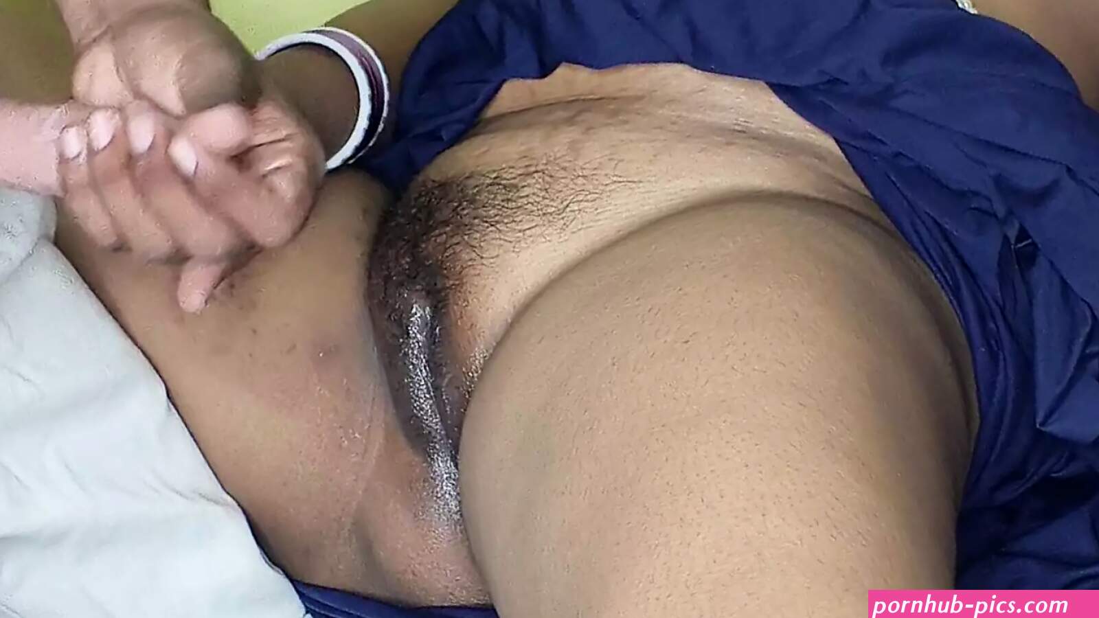 Sautele Bete Ne Sautele Maa Ki Chut Ko Sunghne Ke Liye Uski Panty Chura Li