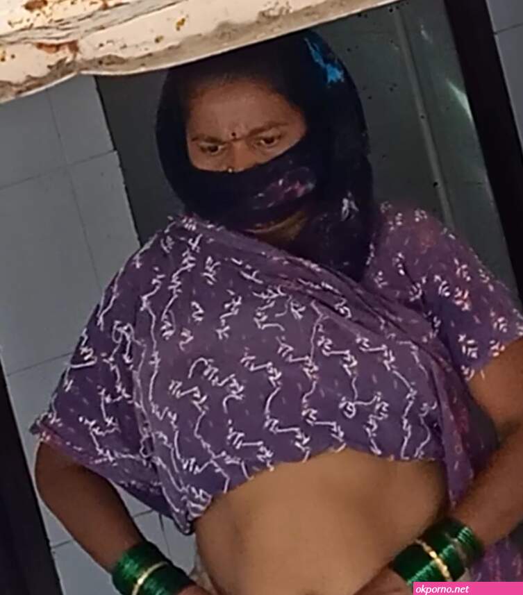 Ind toilet: Desi aunty in open