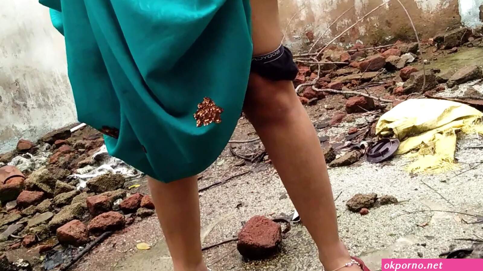 Sexy Aunty Pissing In Public Toilet In Mumbai Mall