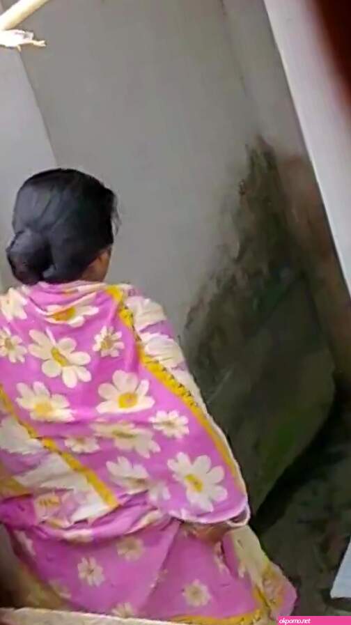 Desi Indian Aunt Outdoor Public Pissing Video Compilation