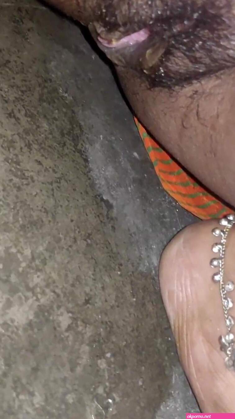 Desi bhabhi pissing
