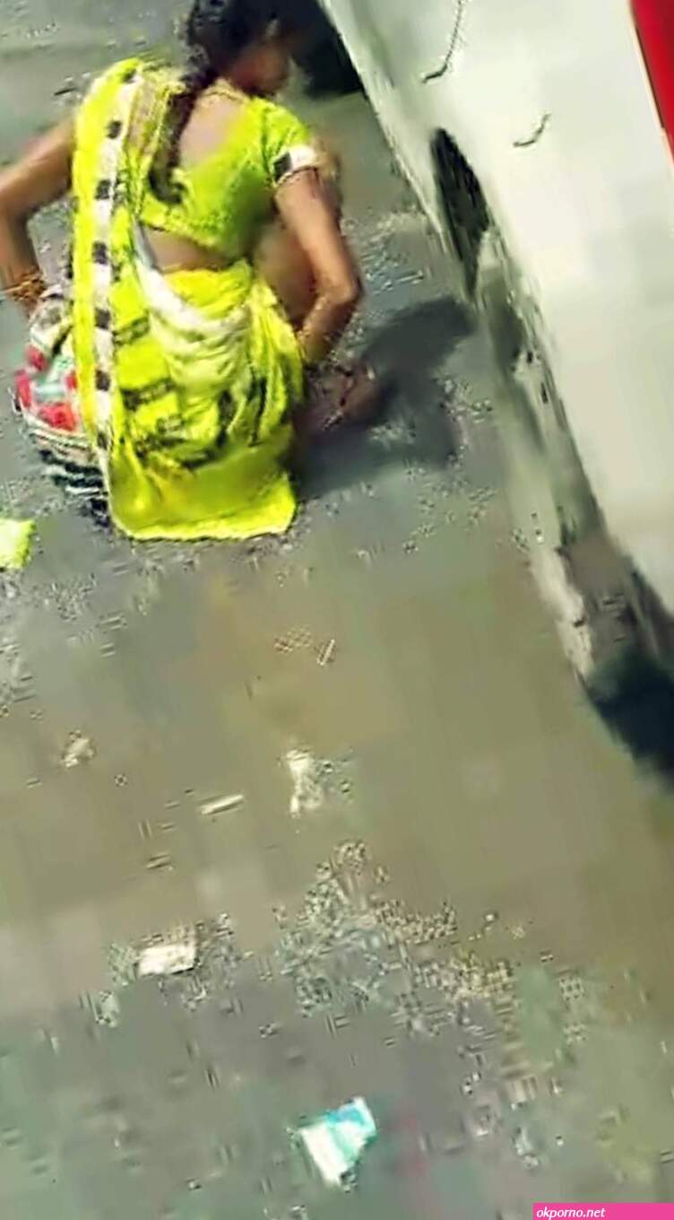 saree aunty pissing photo