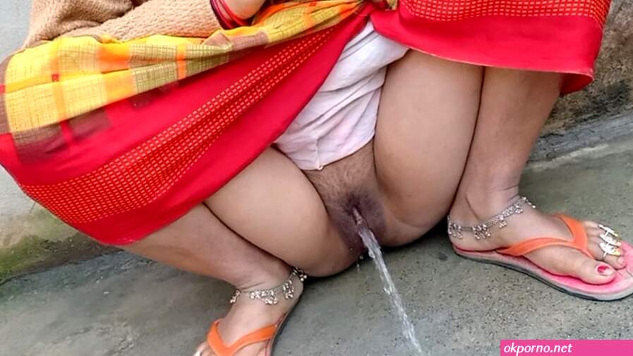 Village cute bhabhi pissing video
