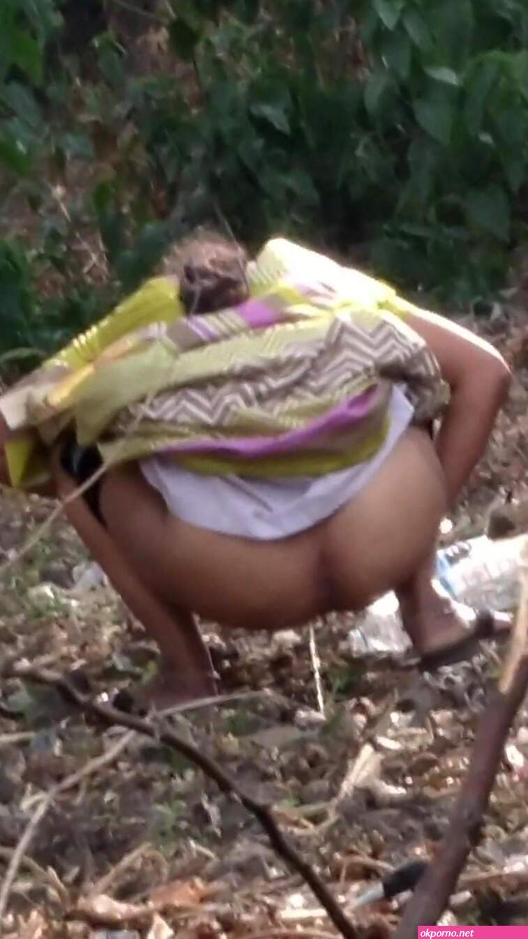 Saree Pissing: Aunty piss