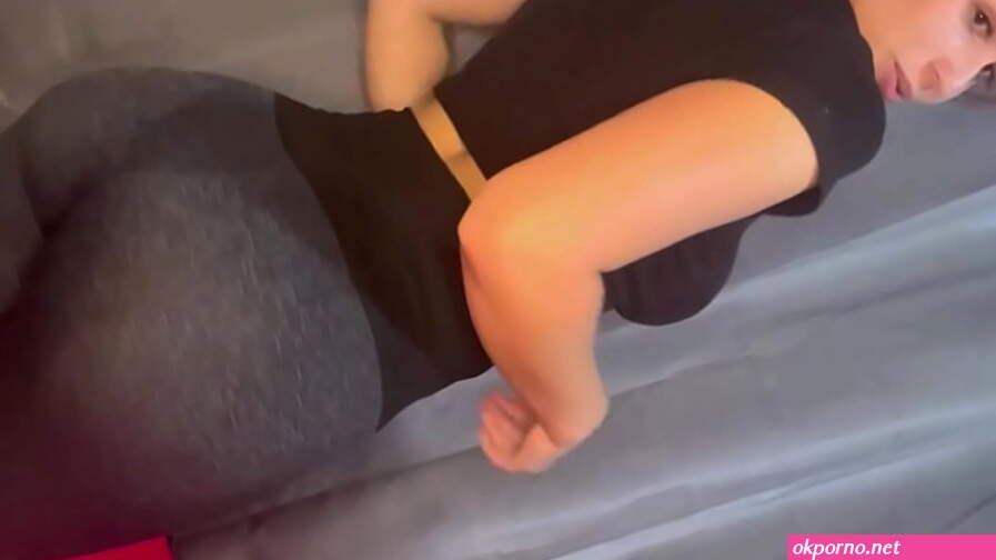 Aline Novak nua se masturbando e gemendo alto na siririca