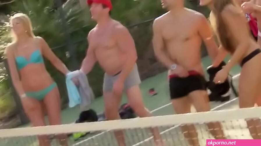 Divertidos juegos entre parejas swingers sexys jugando desnudas bajo el sol.