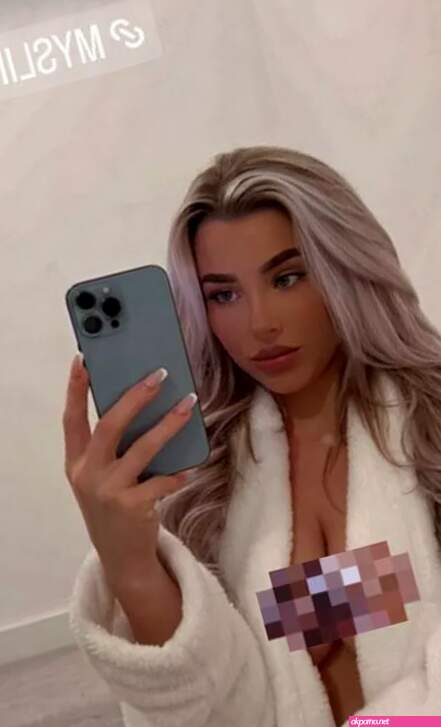 Footballer-turned-OnlyFans star Madelene Wright blurs out boobs in steamy mirror selfie