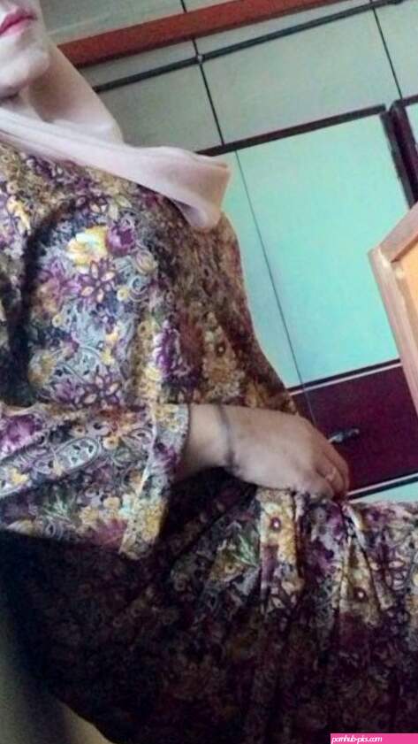 Ibu muda bugil