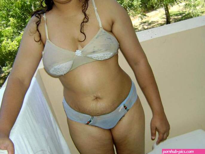 Hot Indian Aunty Posing Nude For Her Young Lover