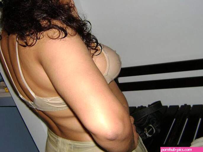 Hot Indian Aunty Posing Nude For Her Young Lover