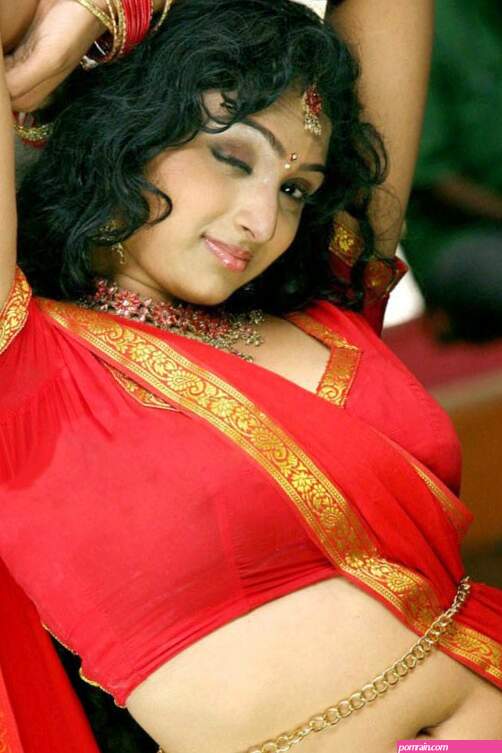 Hot Desi Aunty In Sleeveless Blouse With Wet Armpits Pics Desi Bhabhi 1173