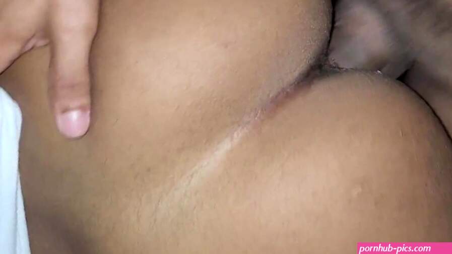 Mientras mi hermanastra ve porno yo entro sigilosamente al cuarto y la observo masturbandose termino corriendome en su culo.