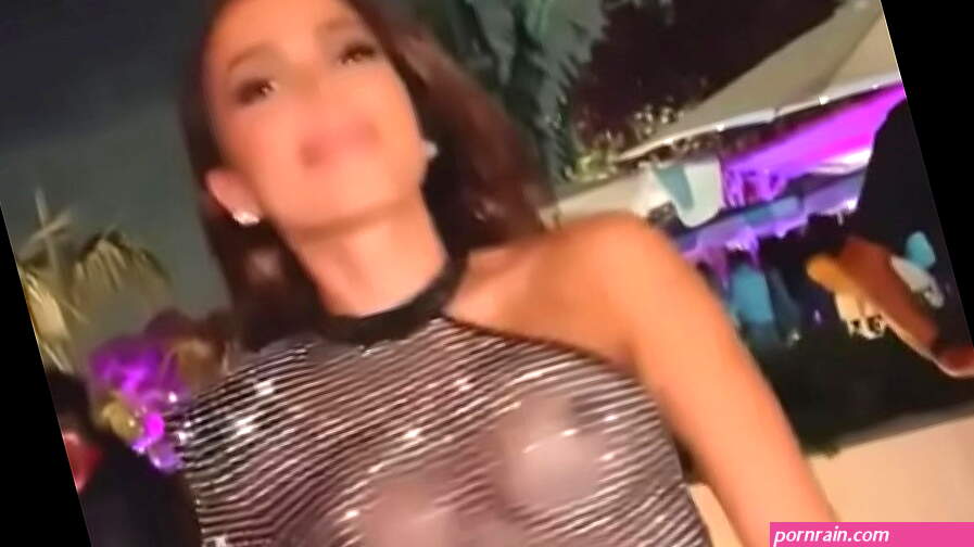 Anitta com os seios à mostra