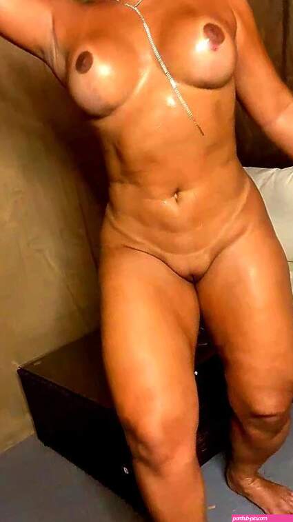 Mulher Melancia dando no sof