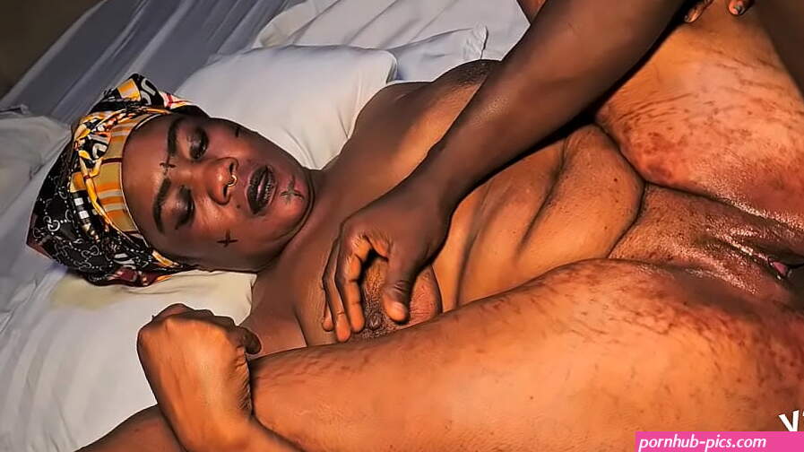 Sugar mummy seduces collage student
