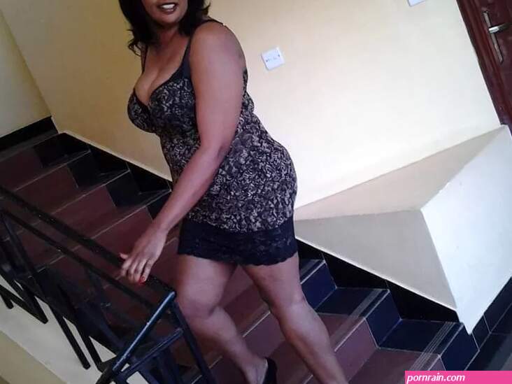 Mbarara Porn Photos of Horny Sugar Mummy Spreading Pussy