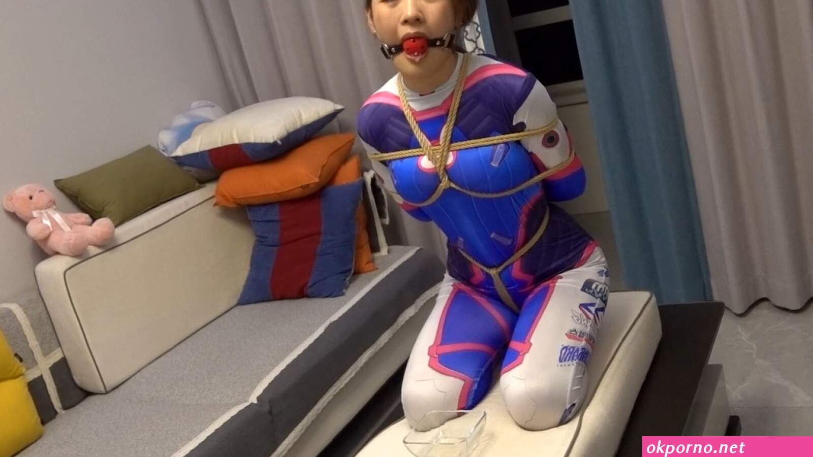 Fixed-time Yuanyuan pantyhose choked mouth