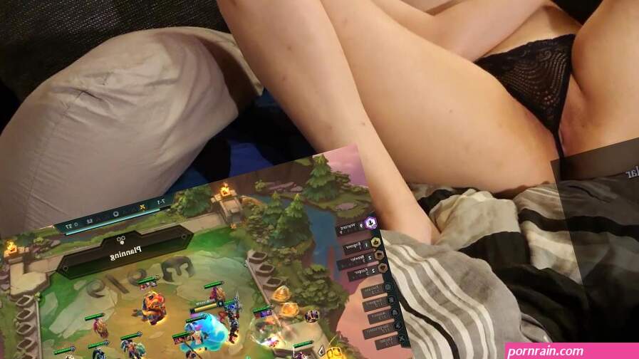 Hot girl destroys you in League of Legends Teamfight Tactics Live