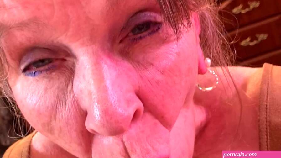 POV von Oma die deinen Schwanz lutscht! 04172022-CM
