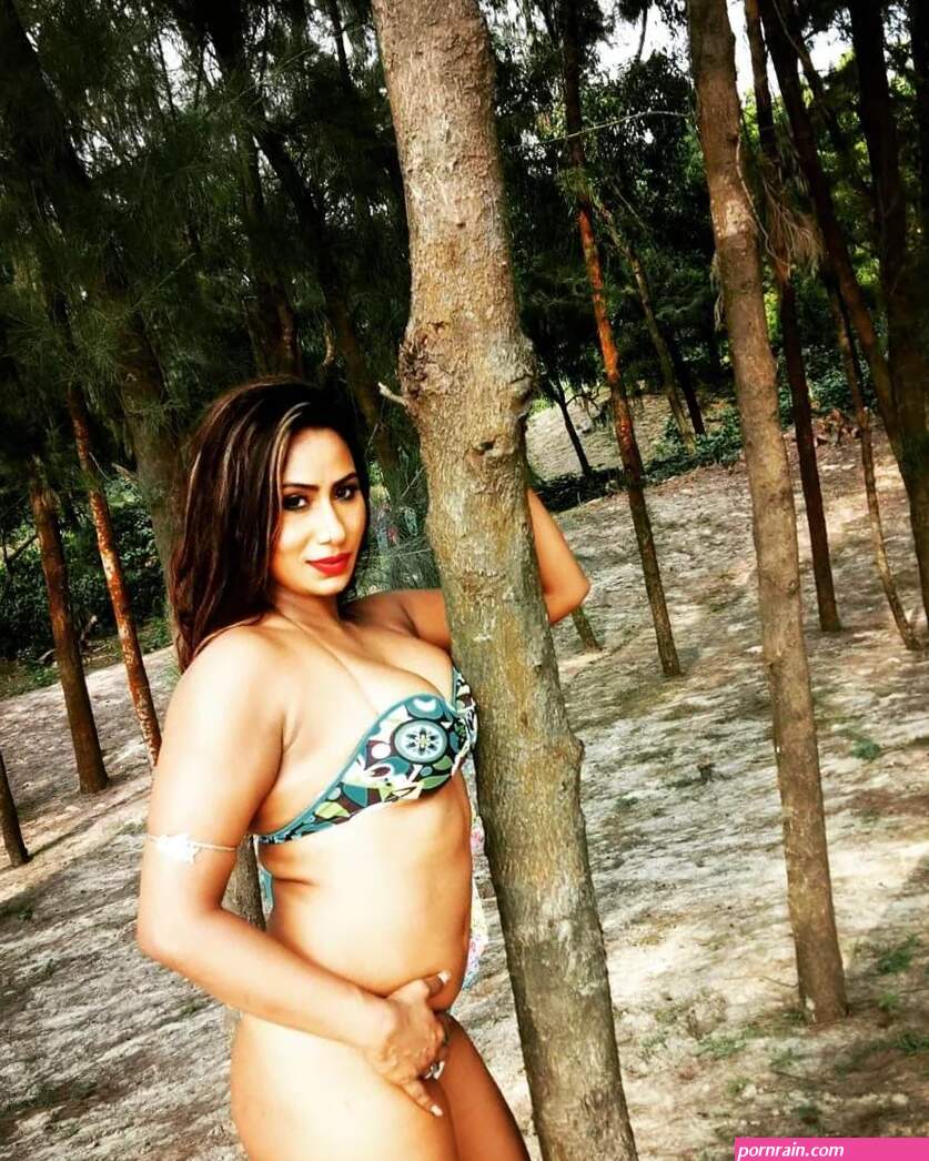 Kamalika Chanda Hot Bikini Looks: Stunning Swimsuit Photos Collection