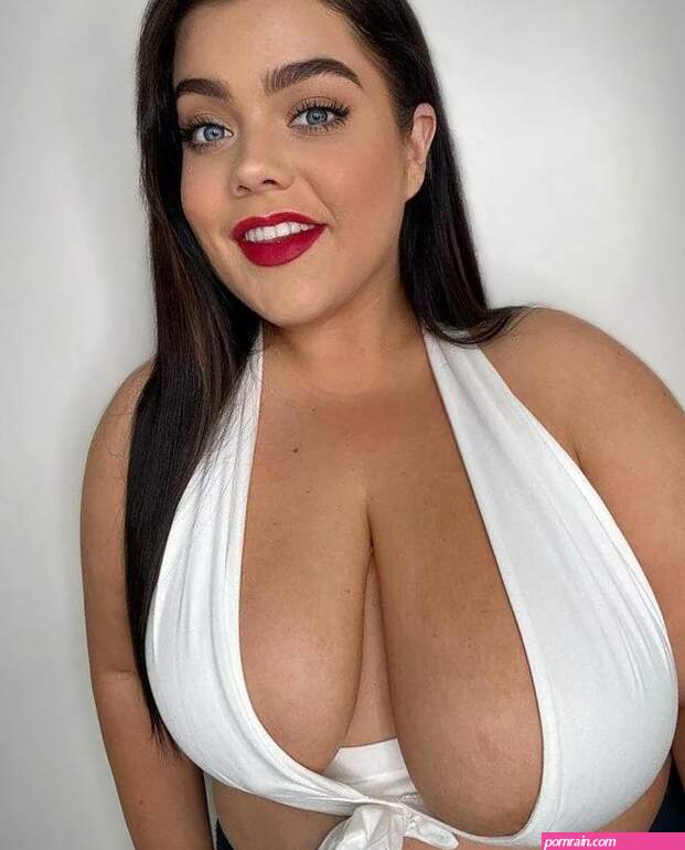 Woman with one breast bigger than the other becomes huge hit on OnlyFans