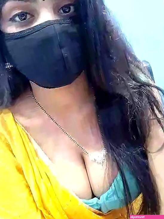 Watch Hot saree girl moaning