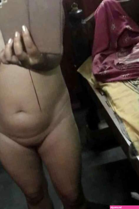 Hot and Sexy Bengali bhabhi Komal ki nude selfie photos