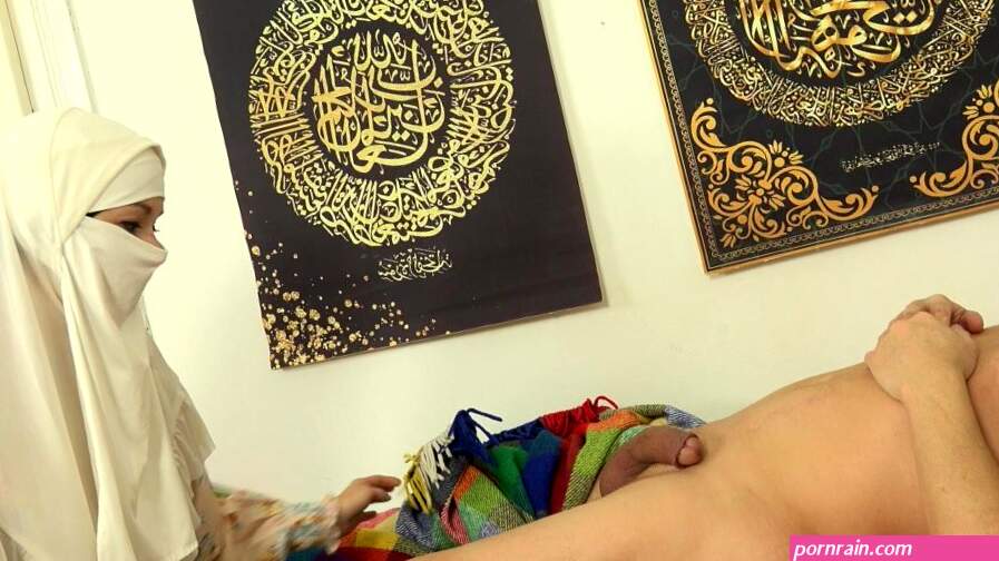 Babe in niqab pleases her husband