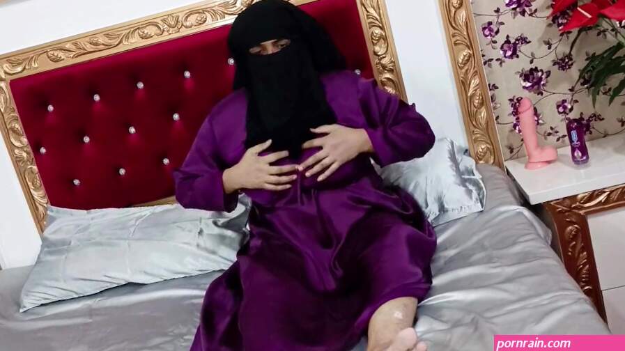Muslim Niqab Curvy Milf Masturbating
