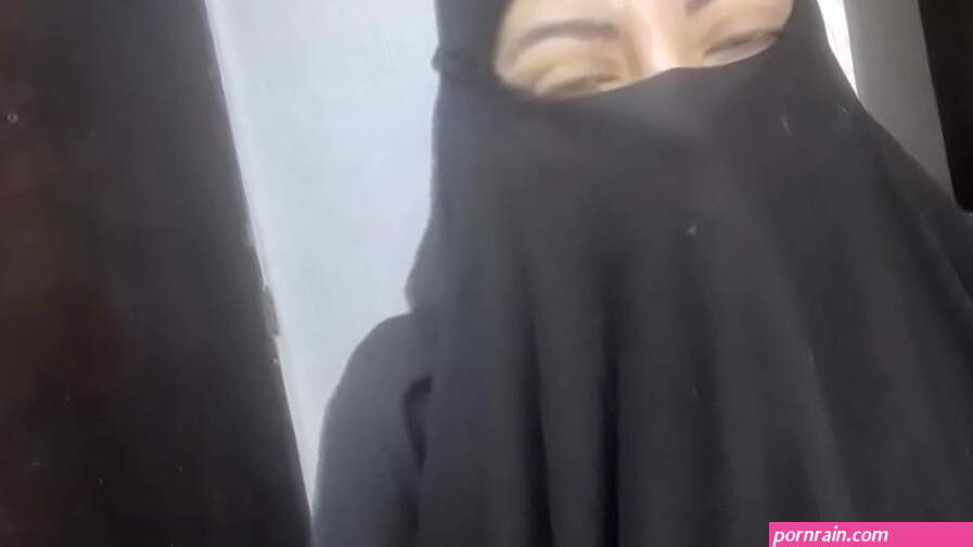 Real Horny Amateur Arab Wife Squirting On Her Niqab Masturbates While Husband Praying HIJAB PORN