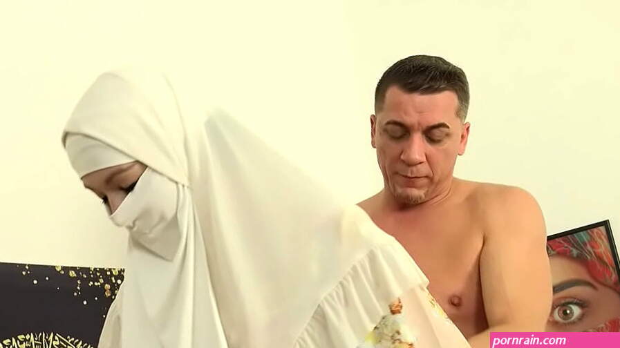 Babe in niqab pleases her husband