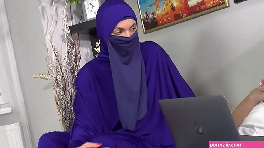 Niqab babe likes it hard