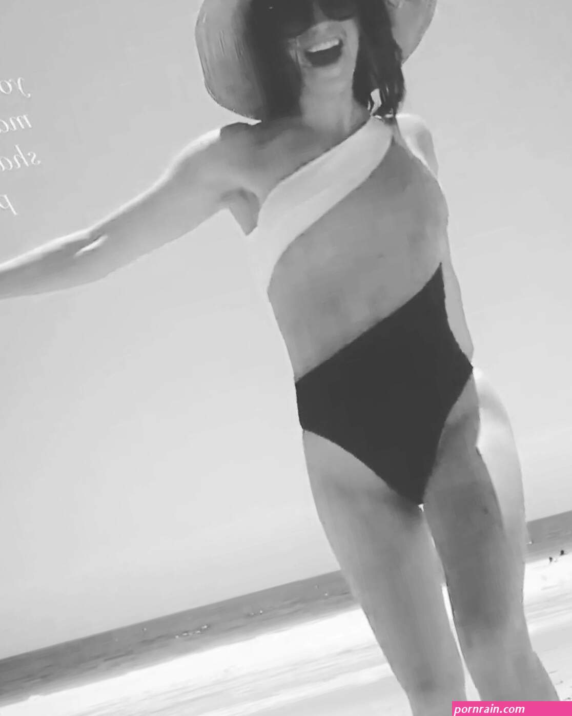 Meredith Garretson Sexy Photos Collection