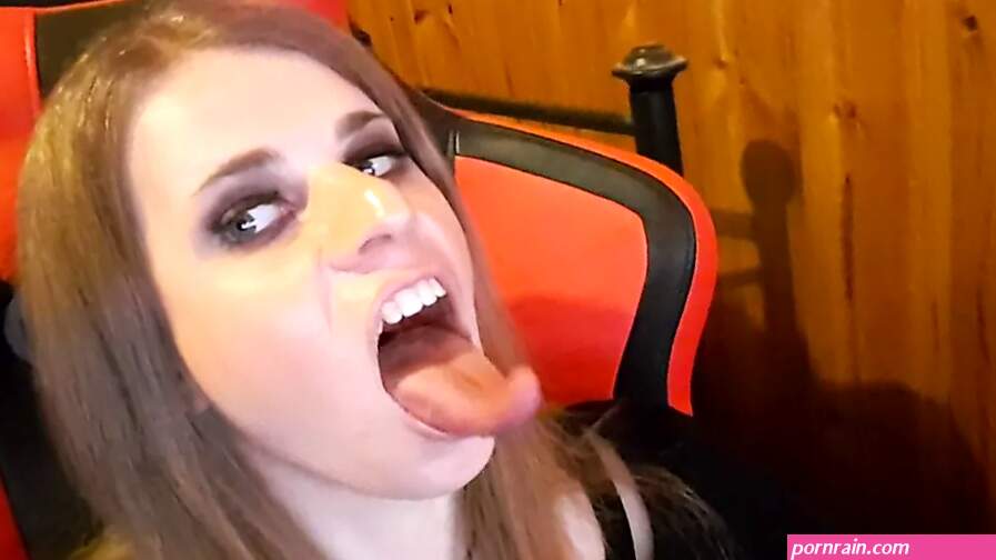 Ambers Tongue: Shemale Young Amateur Porn