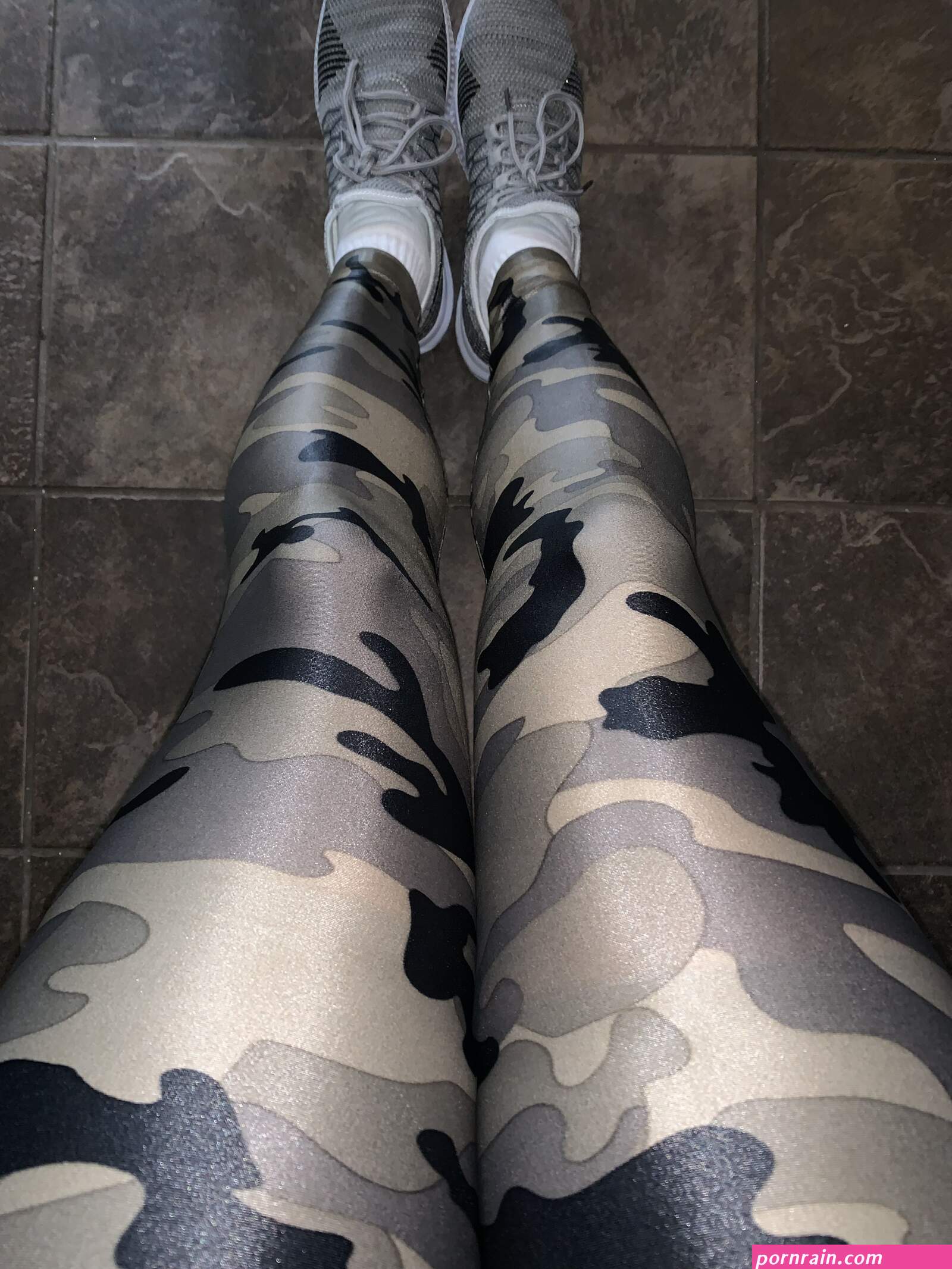 Foto de chica con calza apretada traparente