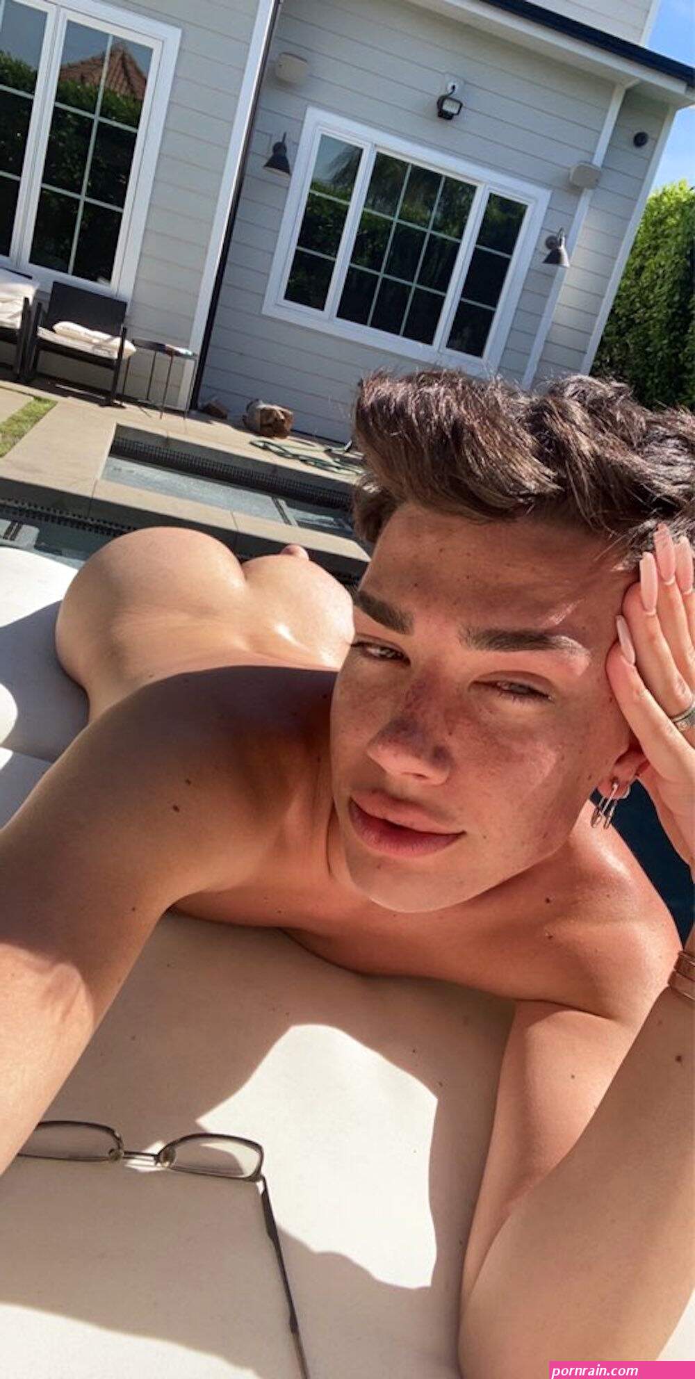 Nake booty
